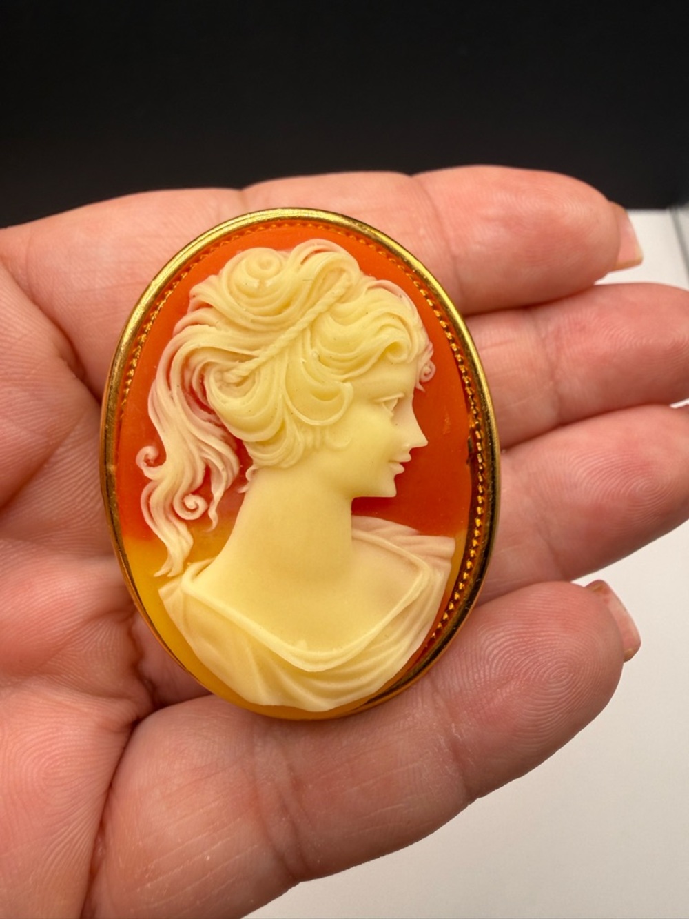 Vintage Cameo Locket Brooch Pendant Gold Tone Victorian Lady Carved Resin Oval